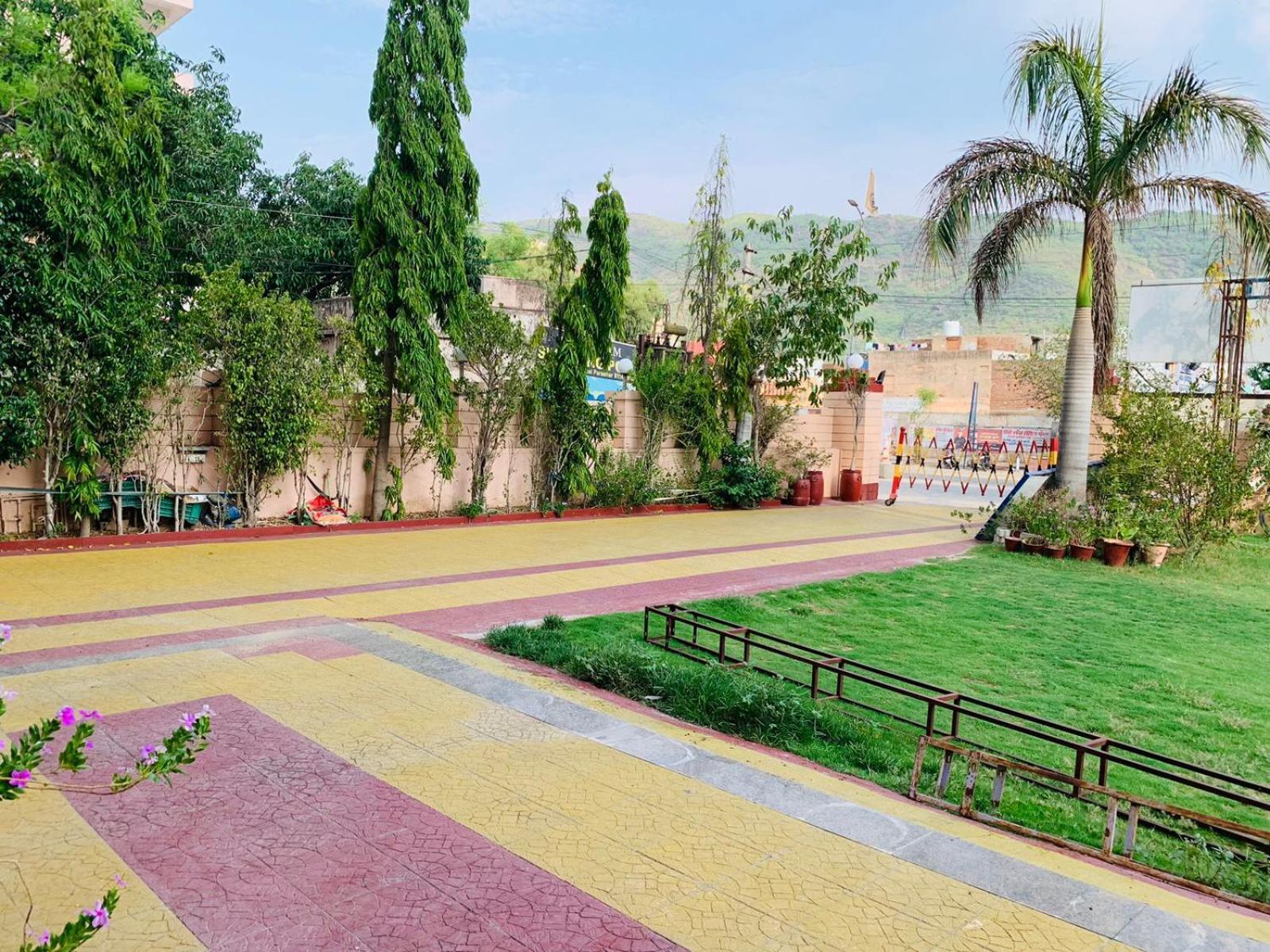 ホテル Treebo Raj Garden, Near Pushkar Lake エクステリア 写真